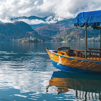 Turbåde på søen Bled i Slovenien - Foto: George Bakos Unsplash