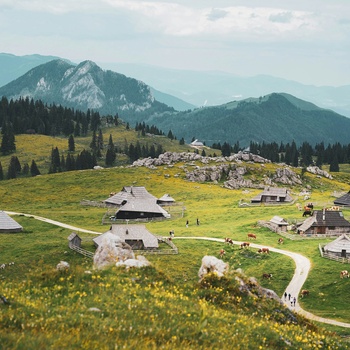 Udsigt over hyrdeboliger i Velika planina - det store græsningsplateau i Slovenien - Foto: Karolina Lesniak Unsplash