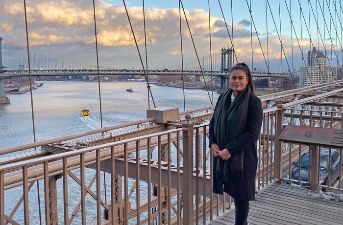 Katja på Brooklyn Bridge i New York - rejsespecialist i Lyngby