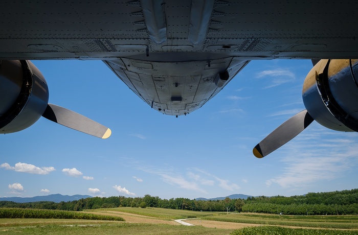 AC-47 - Militærfly fra Anden Verdenskrig på en mark i Bela krajina i Slovenien