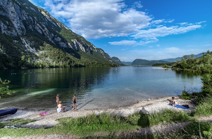 Afslapning på en sommerdag ved Bohinj-søen i Slovenien