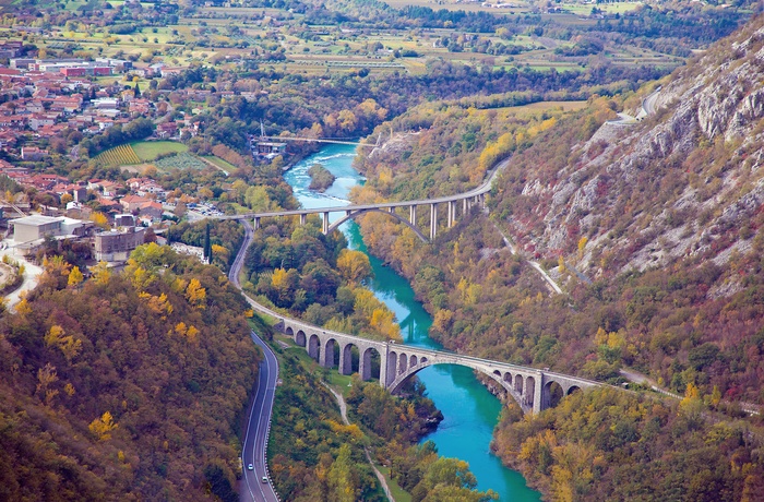 Solkan broen og andre broer over Soca-floden med Nova Gorica i baggrunden, Slovenien