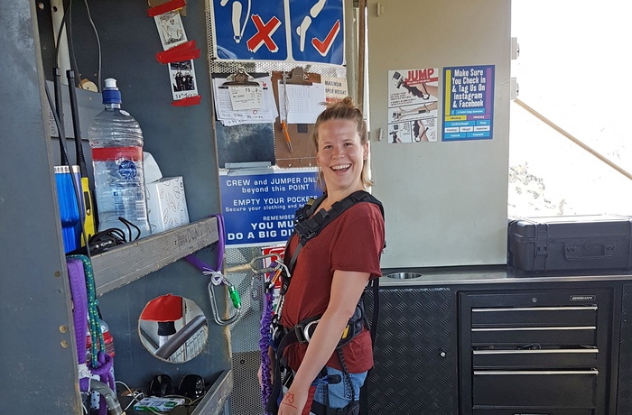 Pernille inden sit bungyjump, Queenstown, New Zealand - rejsespecialist i København