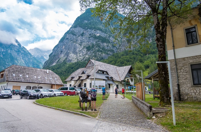 Byen Bovec i de julianske Alper, Slovenien