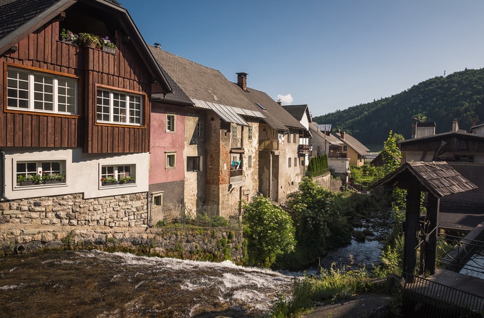 Gamle huse i byen Kropa i Slovenien