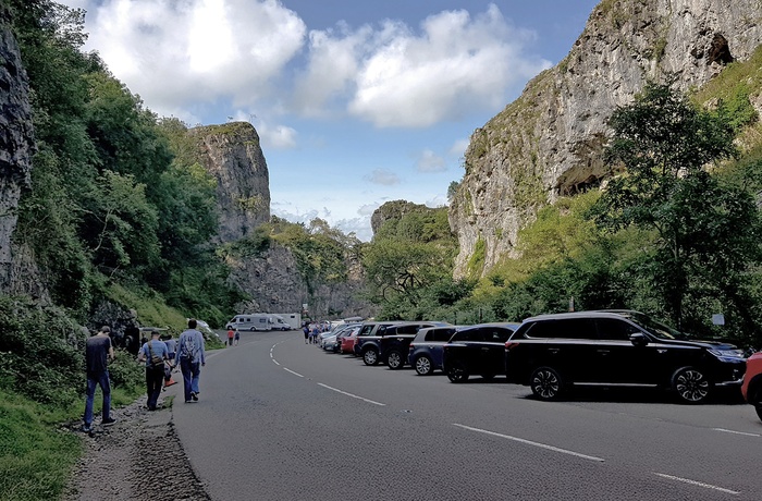 Parkeringspladser langs Cheddar Gorge Road i Somerset, Sydengland