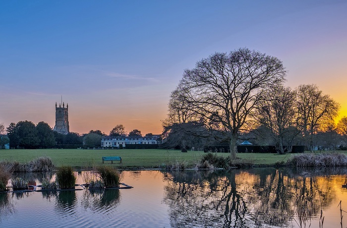 Cirencester - aften sol med The Parish Church, Sydengland