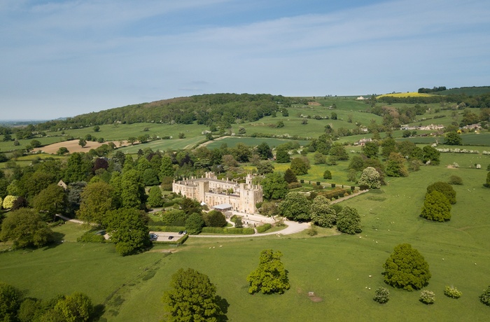 England, Gloucestershire, Cotswolds - Sudeley Castle i det smukke grønne Cotswolds set fra luften