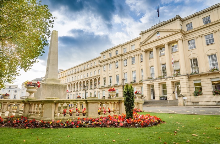 England, Gloucestershire, Cotswolds - administrationsbygninger langs Promenade i Cheltenham