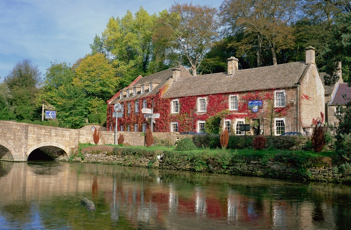 England, Gloucestershire, Cotswolds, Bibury - Swan Hotel spejler sig i River Coln