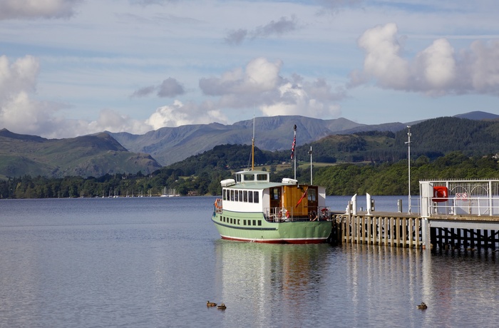 England, Lake District, Ullswater - pier ved Pooley Bridge med turbåd