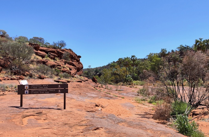 Skilt der viser forskellige vandreruter i Finke Gorge National Park, Northern Territory