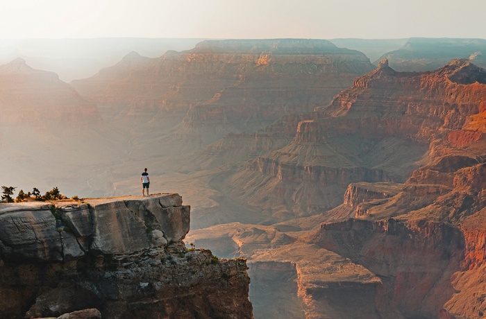 Turist nyder udsigten i Grand Canyon - Foto Gautier Salles Unsplash