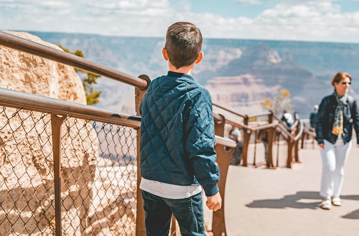 Dreng og turister ved udsigtspunkt i Grand Canyon - Foto Westwind Air Service Unsplash