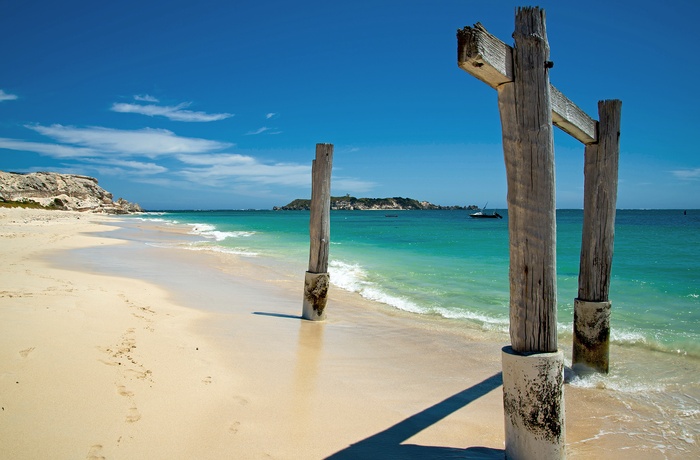 Resterne af en gammel havnemole ved Hamelin Bay i Western Australia