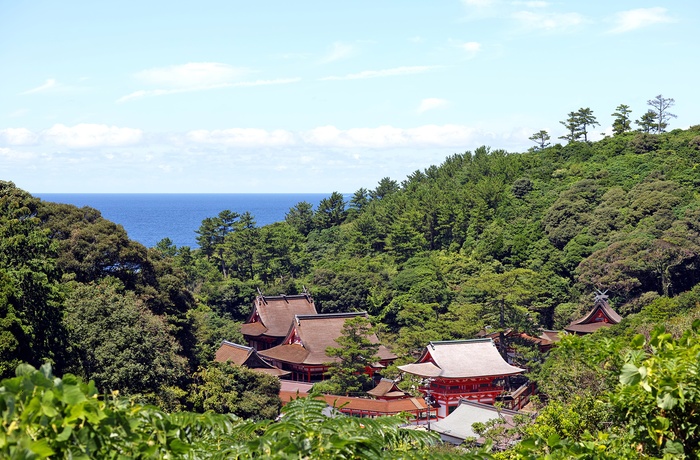 Hinomisaki-helligdommen og det Japanske Hav i baggrunden - sydlige Japan