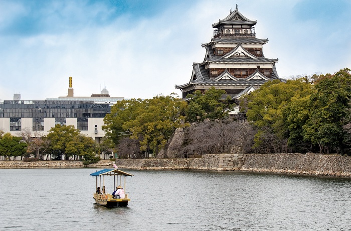 Bådtur i voldgravene omkring Hiroshima slot, Japan AS