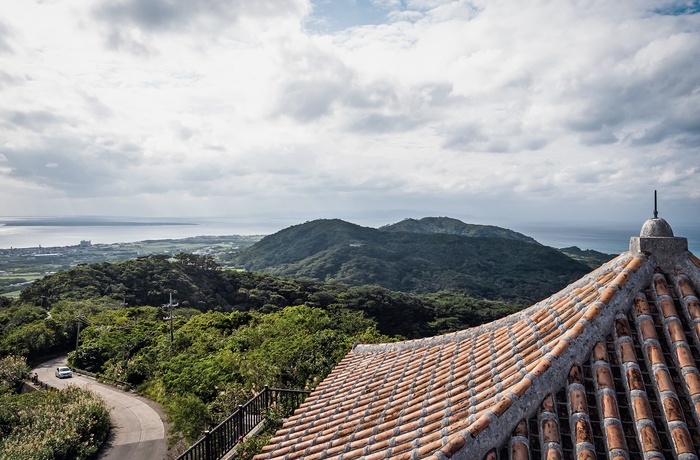  Udsigt til klassisk tag og vej på Ishigaki øen, Okinawa i Japan