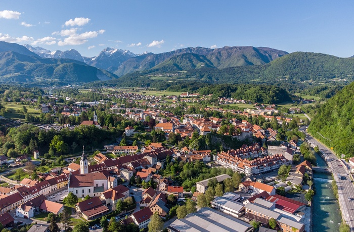 Udsigt over middelalderbyen Kamnik med Kamnik-Savinja-alperne i baggrunden, Slovenien