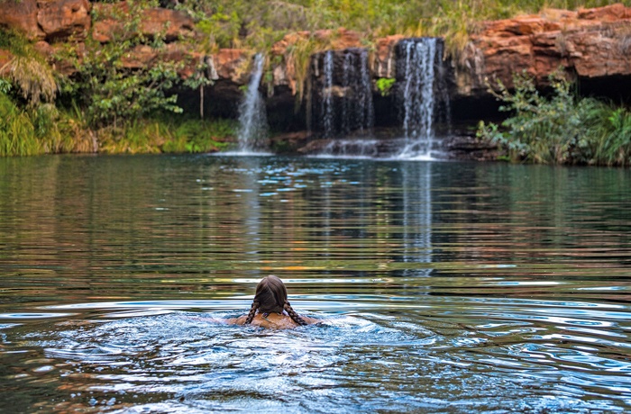 Badning i naturlig pool i Karijini National Park, Western Australia