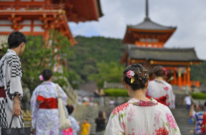 Asiater i kimino besøger Kiyomizu-dera templet i Kyoto, Japan