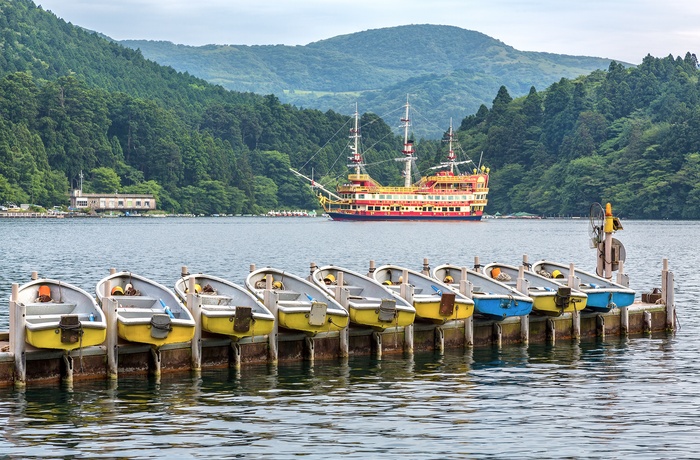 Turbåd på Lake Ashi med Mt. Fuji i baggrunden, Japan