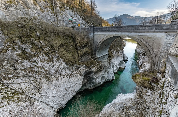 Napoleonbroen over Soca-floden nær Kobarid i Slovenien