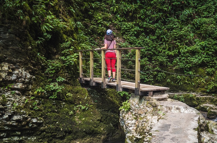 På vej til vandfaldet Kozjak Falls i Slovenien