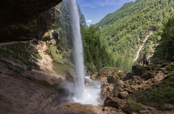 Besøgende ved Pericnik vandfaldet i Triglav National Park om sommeren, Slovenien