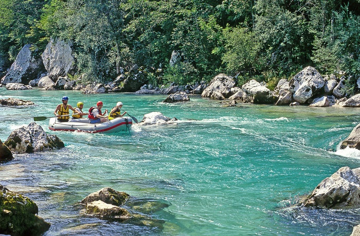 Rafting på The Soca-floden i Triglav National Park, Slovenien