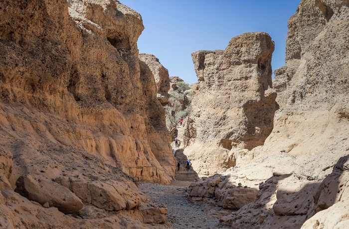 Turister på vej gennem kløften Sesriem Canyon i Namibia