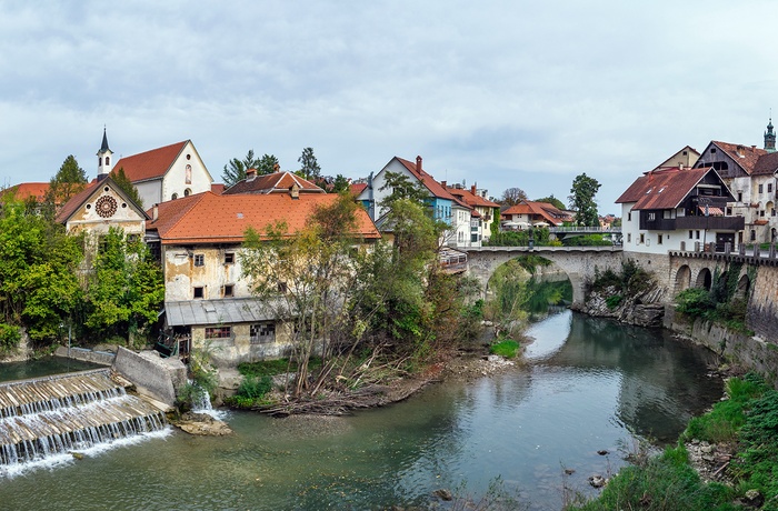 Den gamle stenbro over Selska floden i Skofja Loka, Slovenien