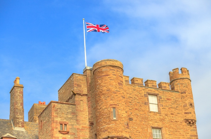 Skotland - tårnet på det royale slot Castle of Mey med Union Jack