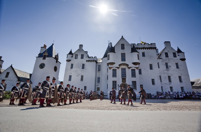 Skotland, Blair Atholl - Blair Castle med slottets private hær the Atholl Highlander (Photo VisitScotland & Paul Tomkins)