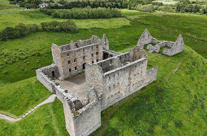 Skotland, Kingussie - de imponerende engelske befæstning Ruthven Barracks på sin bakke i Cairngorms National Park