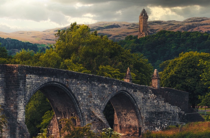 Skotland, Stirling - flot udsigt fra Stirling Old Bridge mod National Wallace Monument 