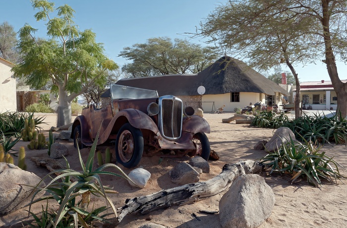 Farverigt bilvrag ved den lille by/tankstation, Solitaire i Namibia