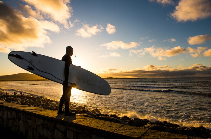 Surfing er populær omkring Sligo, Irland