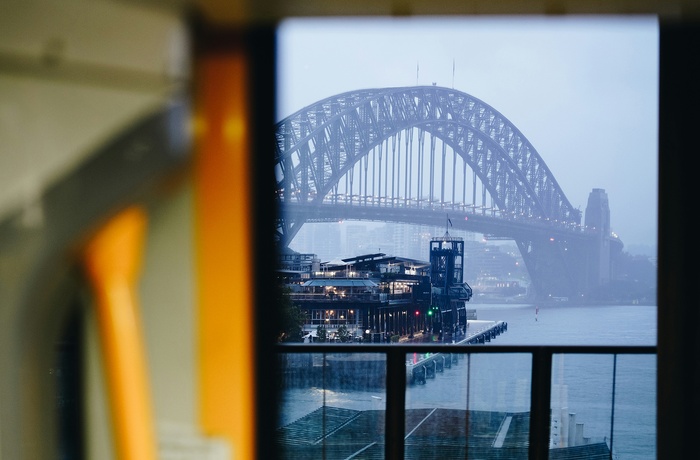 Sydney Harbour Bridge set fra et tog - Foto Fidel Fernando Unsplash