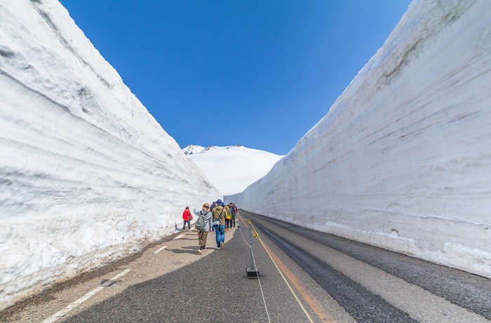 Yukino-ōtani snekorridor på Tateyema Kurobe Alpine Route, Japan AS