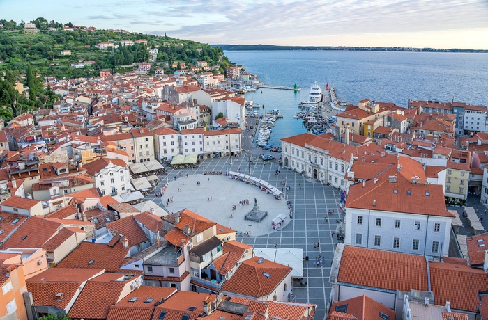 Tatini-pladsen i kystbyen Piran, Slovenien - Foto: Leonhard Niederwimmer Unsplash