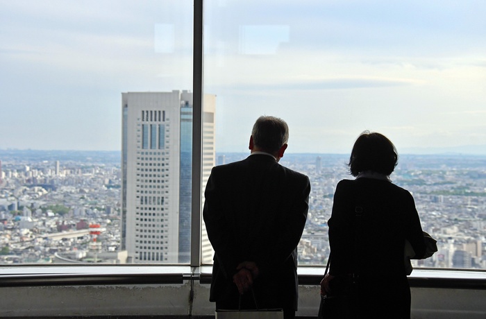 Et par nyder udsigten fra Tokyo Government Building North Observatory, Shinjuku, Tokyo i Japan