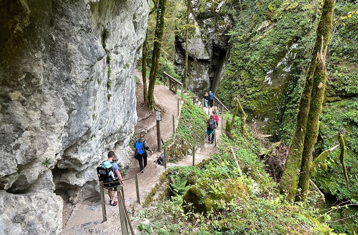 Turister på vej gennem Tolmin kløften i Slovenien