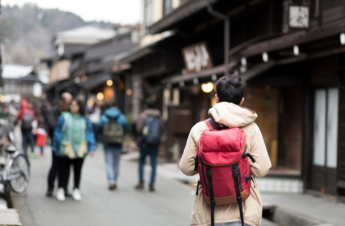 Turister og lokale i Sanmachi området i byen Takayama, Japan