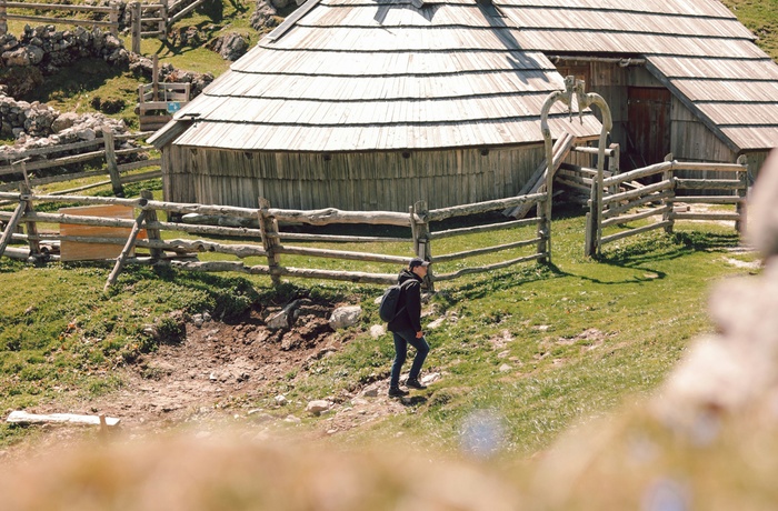 Besøgende ved hyrdebolig i Velika planina - det store græsningsplateau i Slovenien - Foto: Ninni Mastrorilli  Unsplash