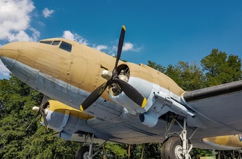 AC-47 - Militærfly fra Anden Verdenskrig på en mark i Bela krajina i Slovenien