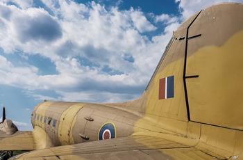 AC-47 - Militærfly fra Anden Verdenskrig på en mark i Bela krajina i Slovenien 