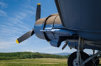 AC-47 - Militærfly fra Anden Verdenskrig på en mark i Bela krajina i Slovenien 