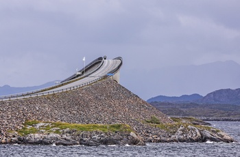 Motorcyklist på Atlanterhavsvejen i Norge