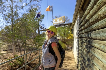 Kvindelig turist på vej til Battery Hill Mining Center i Tennant Creek, Northern Territory